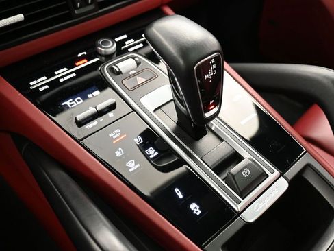 Certified 2022 Porsche Cayenne E-Hybrid Coupe image 22