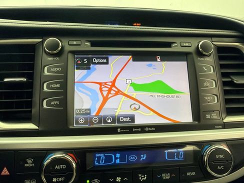 Used 2019 Toyota Highlander XLE AWD/4WD image 17