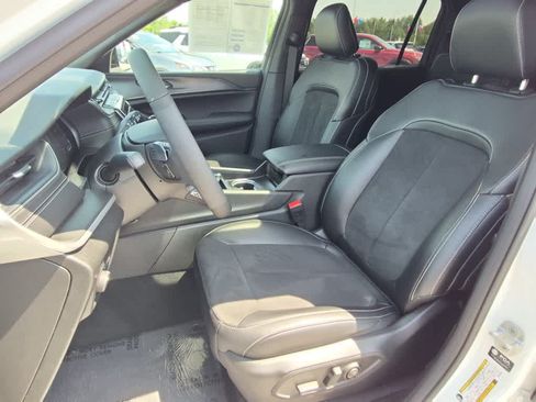 Used 2025 Jeep Grand Cherokee L Altitude AWD/4WD image 12