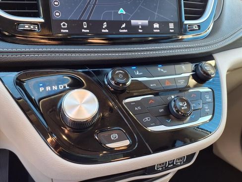 Used 2024 Chrysler Pacifica Select image 8