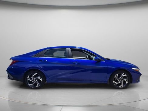 Used 2025 Hyundai Elantra SEL FWD image 4