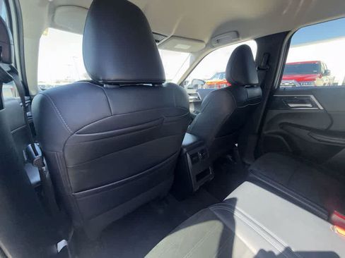 Used 2024 Mitsubishi Outlander SE image 12