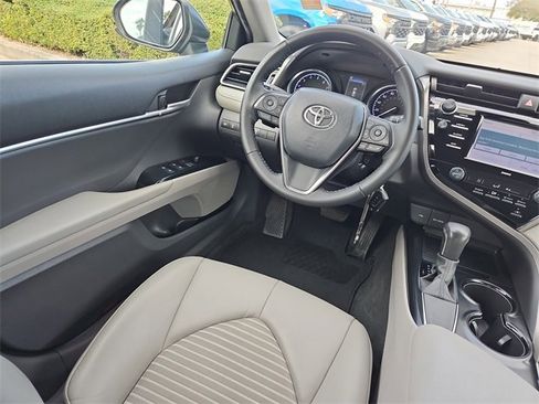 Used 2020 Toyota Camry SE image 9
