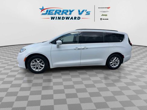 Used 2022 Chrysler Pacifica Touring-L image 5