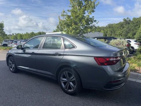 Used 2024 Volkswagen Jetta SE FWD image 3