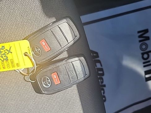 Used 2022 Toyota Corolla Cross LE image 23