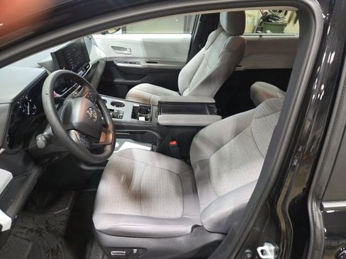 Used 2026 Toyota Sienna LE image 11