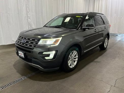 Used 2017 Ford Explorer XLT w/ Equipment Group 202A FWD image 8