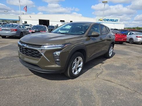 Used 2024 Chevrolet Trax LS w/ LS Convenience Package FWD image 4