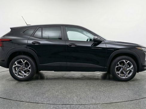 Used 2025 Chevrolet Trax LT FWD image 11