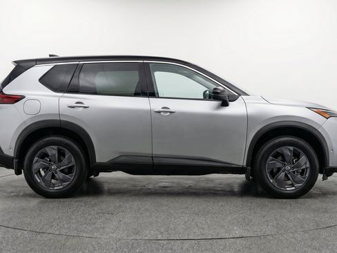 Used 2025 Nissan Rogue SV AWD/4WD image 11