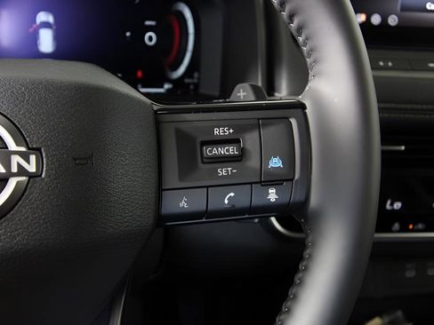 Used 2025 Nissan Rogue Platinum image 17