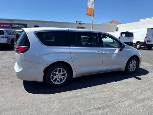 Used 2024 Chrysler Pacifica Touring-L FWD image 12