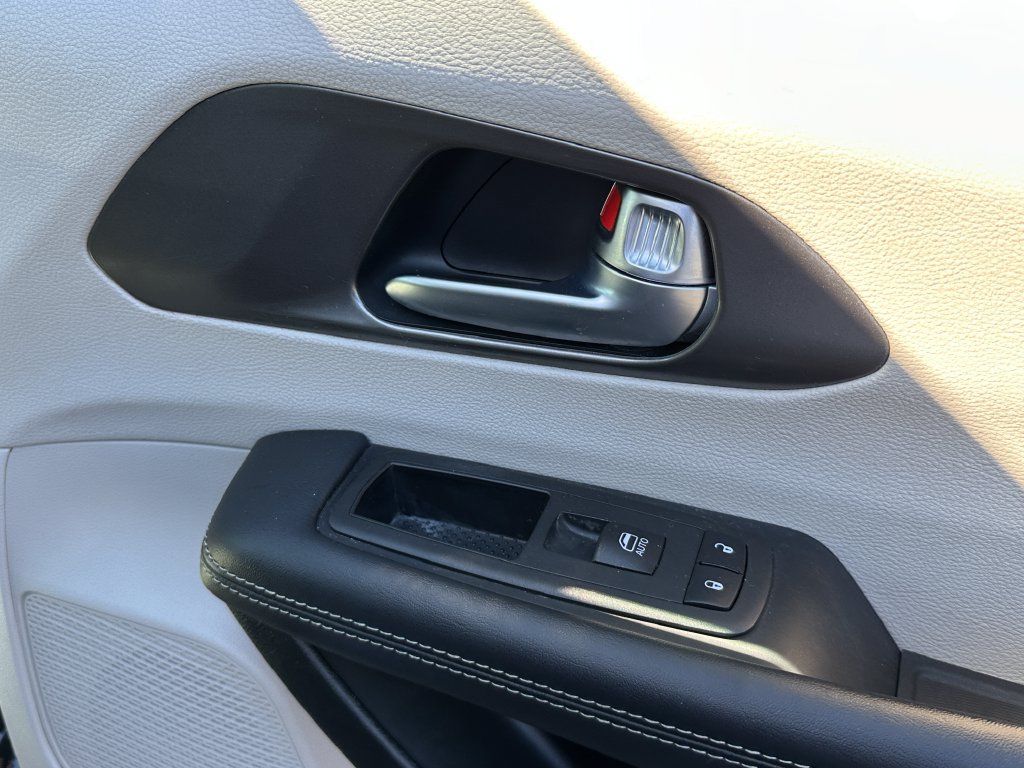 Used 2023 Chrysler Pacifica Touring-L FWD image 17