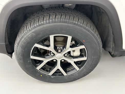 Used 2024 Jeep Grand Cherokee Limited image 11