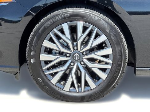 Used 2025 Nissan Altima 2.5 SV FWD image 11