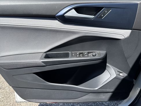 Used 2024 Volkswagen Taos SE image 9