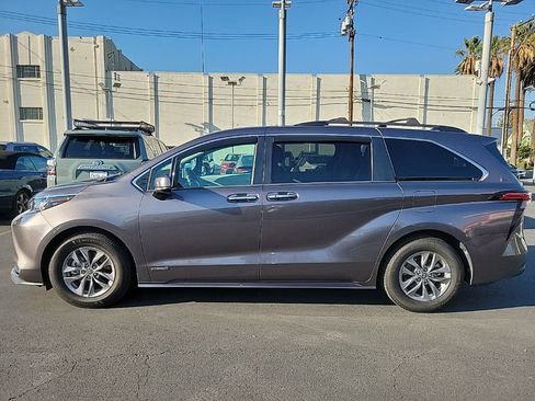 Used 2021 Toyota Sienna XLE w/ XLE Plus Package image 4