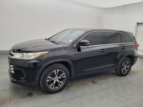 Used 2018 Toyota Highlander LE image 2