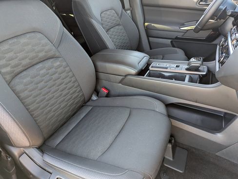 Used 2025 Nissan Pathfinder SV image 10