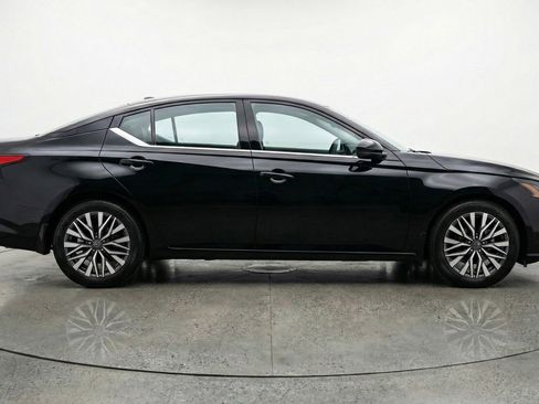 Used 2025 Nissan Altima 2.5 SV FWD image 11