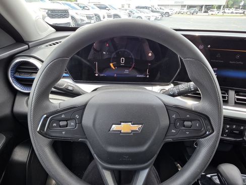 Used 2025 Chevrolet Trax LT FWD image 30