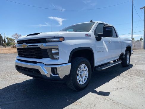 Used 2024 Chevrolet Silverado 2500 LT AWD/4WD image 2