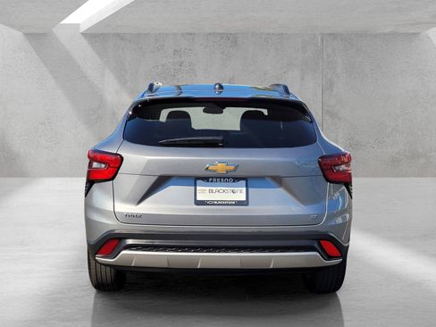 Used 2025 Chevrolet Trax LT w/ LT Convenience Package FWD image 5