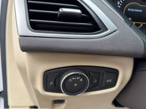 Used 2015 Lincoln MKZ Base image 40