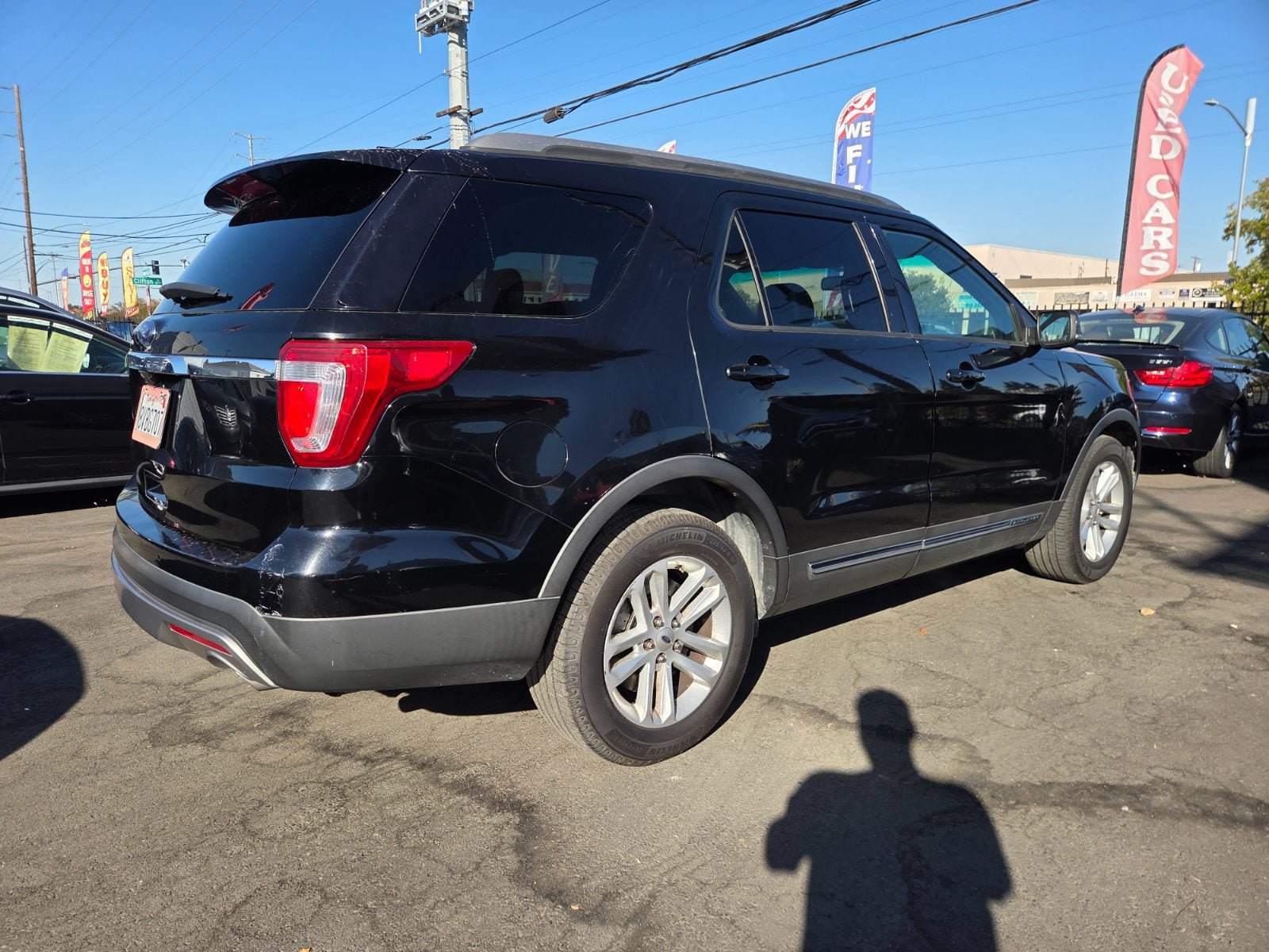Used 2017 Ford Explorer XLT w/ Equipment Group 202A FWD image 3