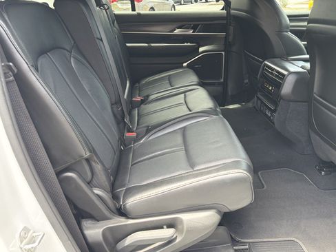 Used 2024 Jeep Wagoneer L Series II w/ Flexible Seating Group AWD/4WD image 15