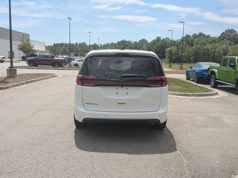 New 2026 Chrysler Pacifica Select FWD image 4