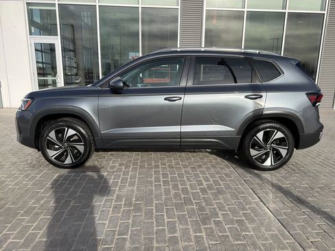 Certified 2025 Volkswagen Taos SE image 3