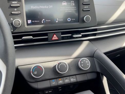 Certified 2025 Hyundai Elantra SE image 30