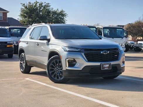 Used 2023 Chevrolet Traverse RS image 2