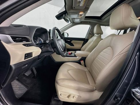 Used 2025 Toyota Highlander XLE AWD/4WD image 15