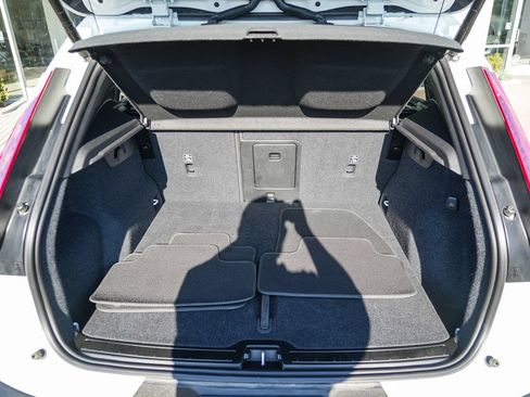 Used 2025 Volvo XC40 B5 Plus AWD/4WD image 27
