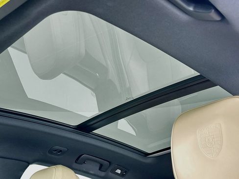 Certified 2025 Porsche Macan AWD/4WD image 23