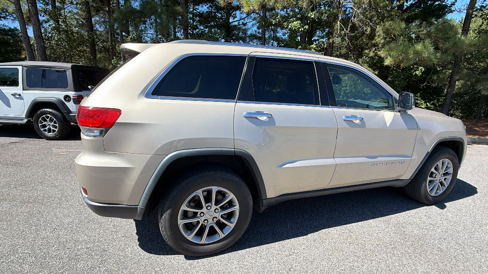Used 2015 Jeep Grand Cherokee Limited w/ Luxury Group II AWD/4WD image 8