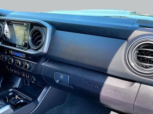 Used 2017 Toyota Tacoma TRD Sport w/ Premium & Technology Package AWD/4WD image 16