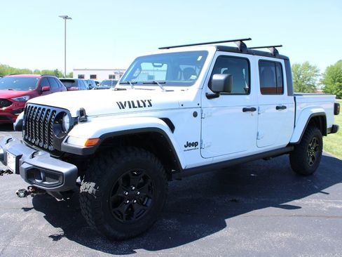 Used 2023 Jeep Gladiator Sport AWD/4WD image 3