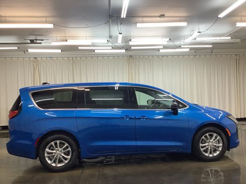 New 2027 Chrysler Pacifica Select FWD image 4