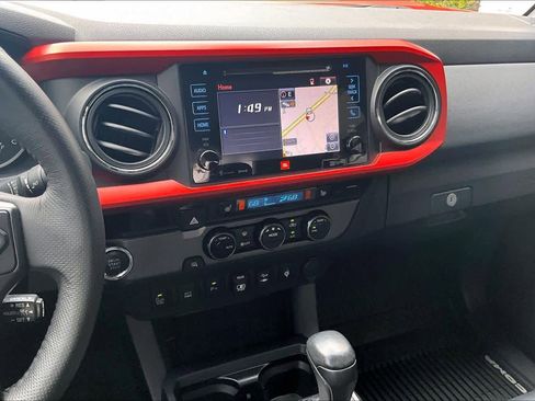 Used 2018 Toyota Tacoma TRD Sport image 6