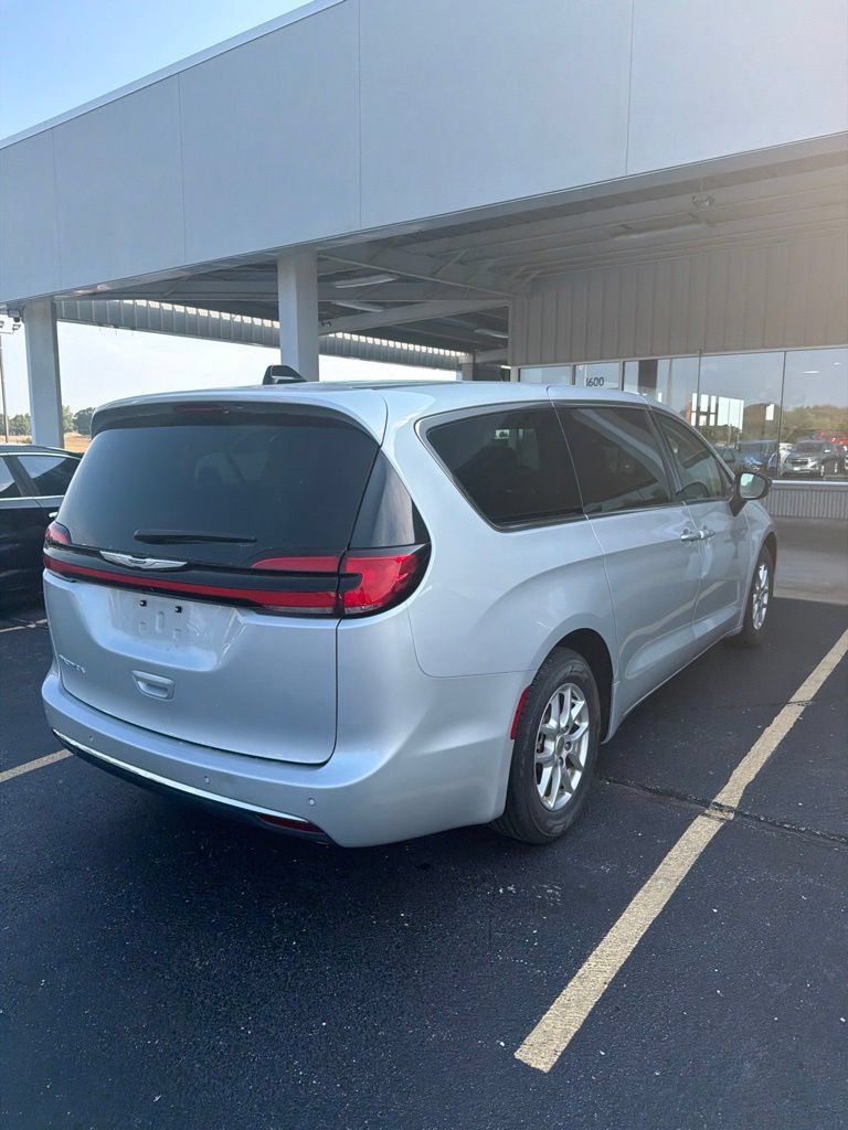 Used 2024 Chrysler Pacifica Touring-L FWD image 3