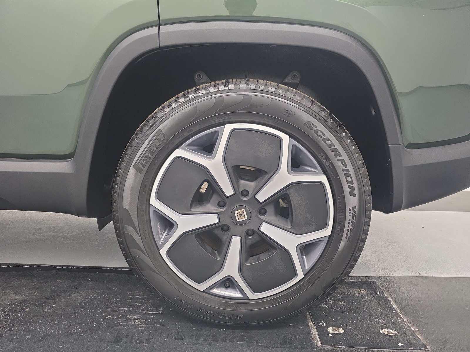 Used 2024 Rivian R1S Adventure Dual AWD/4WD image 10