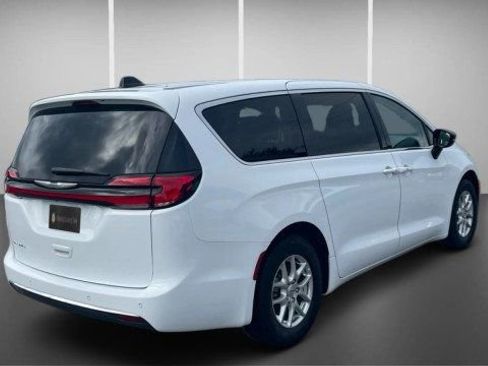 Used 2024 Chrysler Pacifica Touring-L FWD image 6