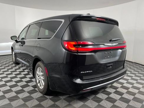 Used 2023 Chrysler Pacifica Touring-L FWD image 8