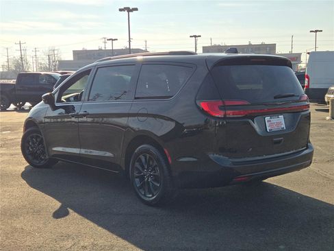 Certified 2021 Chrysler Pacifica Touring-L w/ Uconnect Theater Family Group image 17