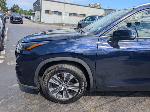 Used 2023 Toyota Highlander XLE FWD image 2