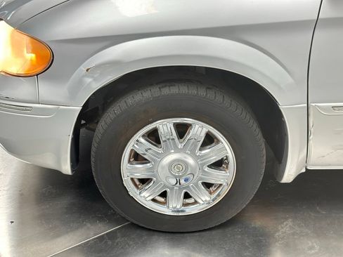 Used 2005 Chrysler Town & Country Limited FWD image 25